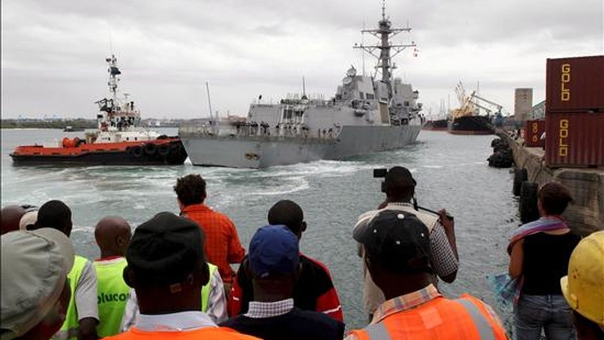 Imagen del momento en el que el barco estadounidense Bainbridge llega al puerto de Mombasa, Kenia, el pasado 16 de abril,  con su capitán a bordo, Richard Phillips, tras ser rescatado por la armada estadounidense después de pasar cinco días secuestrado por piratas en un bote salvavidas. EFE/Archivo