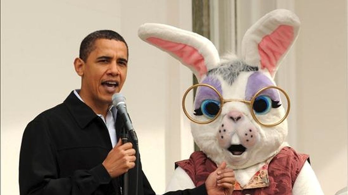 El presidente de EE.UU., Barack Obama, junto con el conejo de Pascua, da la bienvenida a las personas que participan en el tradicional juego "Egg Roll", en el ala sur de la Casa Blanca. EFE