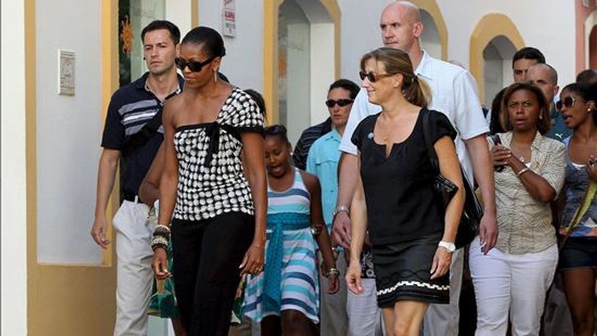 La primera dama de Estados Unidos, Michelle Obama (2i), junto a su hija Sasha (3i) y unos amigos, pasea por el centro histórico de Marbella en su primer dia de vacaciones en España. EFE