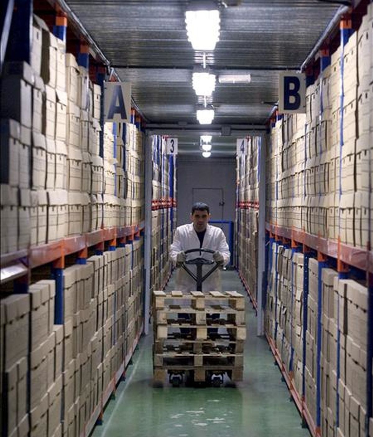 Un empleado de una empresa que almacena datos, en uno de los numerosos pasillos de sus instalaciones. EFE/Archivo