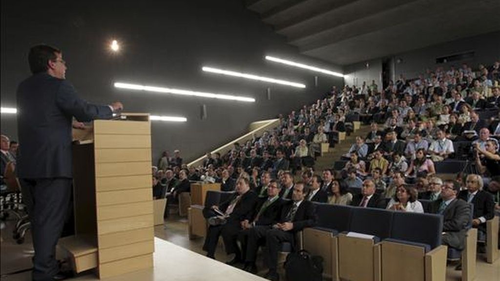 El presidente de la Junta de Extremadura, Guillermo Fernández Vara (i), durante su intervención en el seminario organizado hoy en Mérida por la Fundación de la Caja de Extremadura sobre energía y la evolución de los mercados energéticos que analiza la evolución, regulación y futuro energético de España. EFE