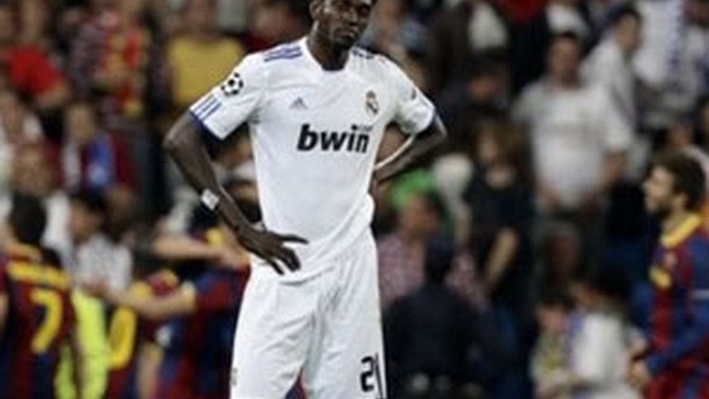 Adebayor tras uno de los goles de Messi. Foto: AP