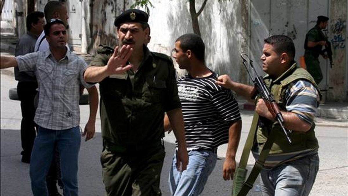 Miembros de las fuerzas de seguridad palestinas arrestan hoy jueves a un hombre durante una redada contra milicianos de Hamás en Kalkilia (Cisjordania). EFE