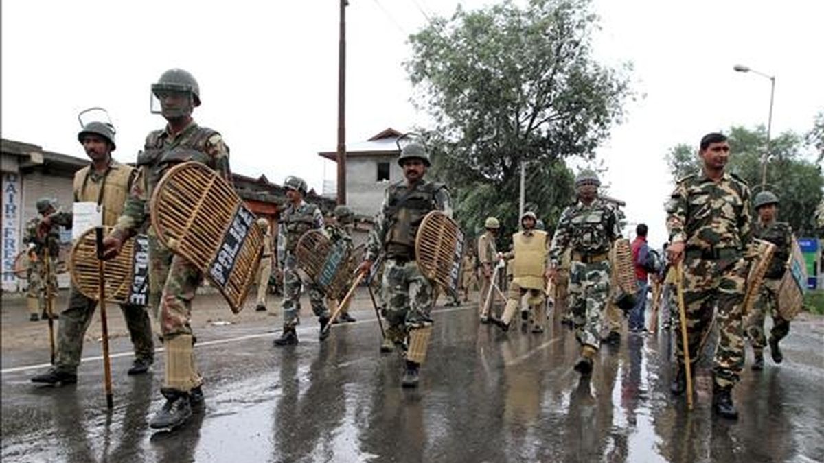Decenas de soldados patrullan las calles de Srinagar, capital estival de la Cachemira india, hoy, 21 de julio de 2010. EFE