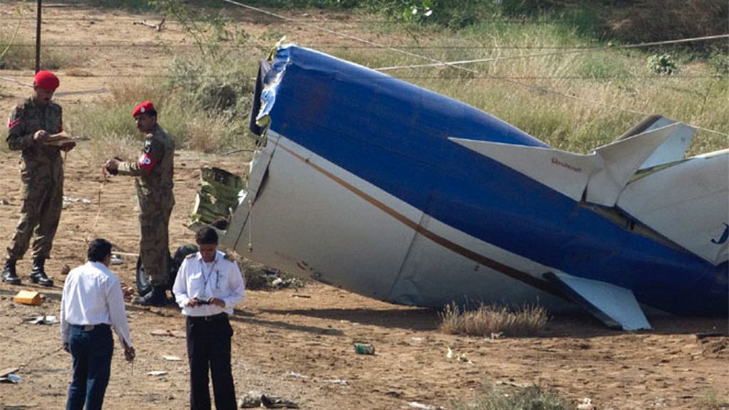 Se estrella un avión con  22 pasajeros en Pakistán