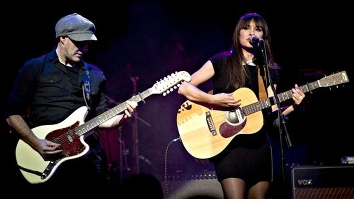 Los integrantes del grupo Amaral, Juan Aguirre (i) y Eva Amaral, durante su actuación en el concierto homenaje a Antonio Vega, esta noche en la sala Joy Eslava de Madrid. EFE