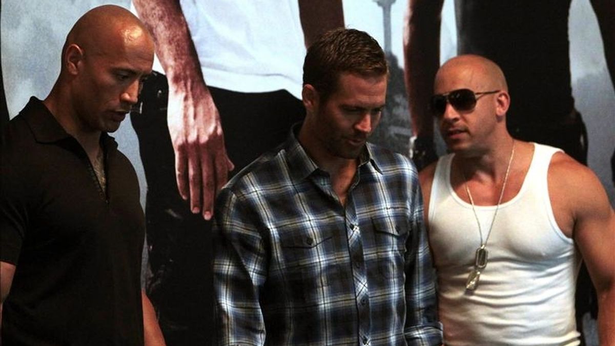Los actores estadounidenses Dwayne Johnson (i), Paul Walker (c) y Vin Diesel (d), en una rueda de prensa el pasado 13 de abril de 2011, en Río de Janeiro, para promocionar la película "Fast and Furious 5". EFE/Archivo