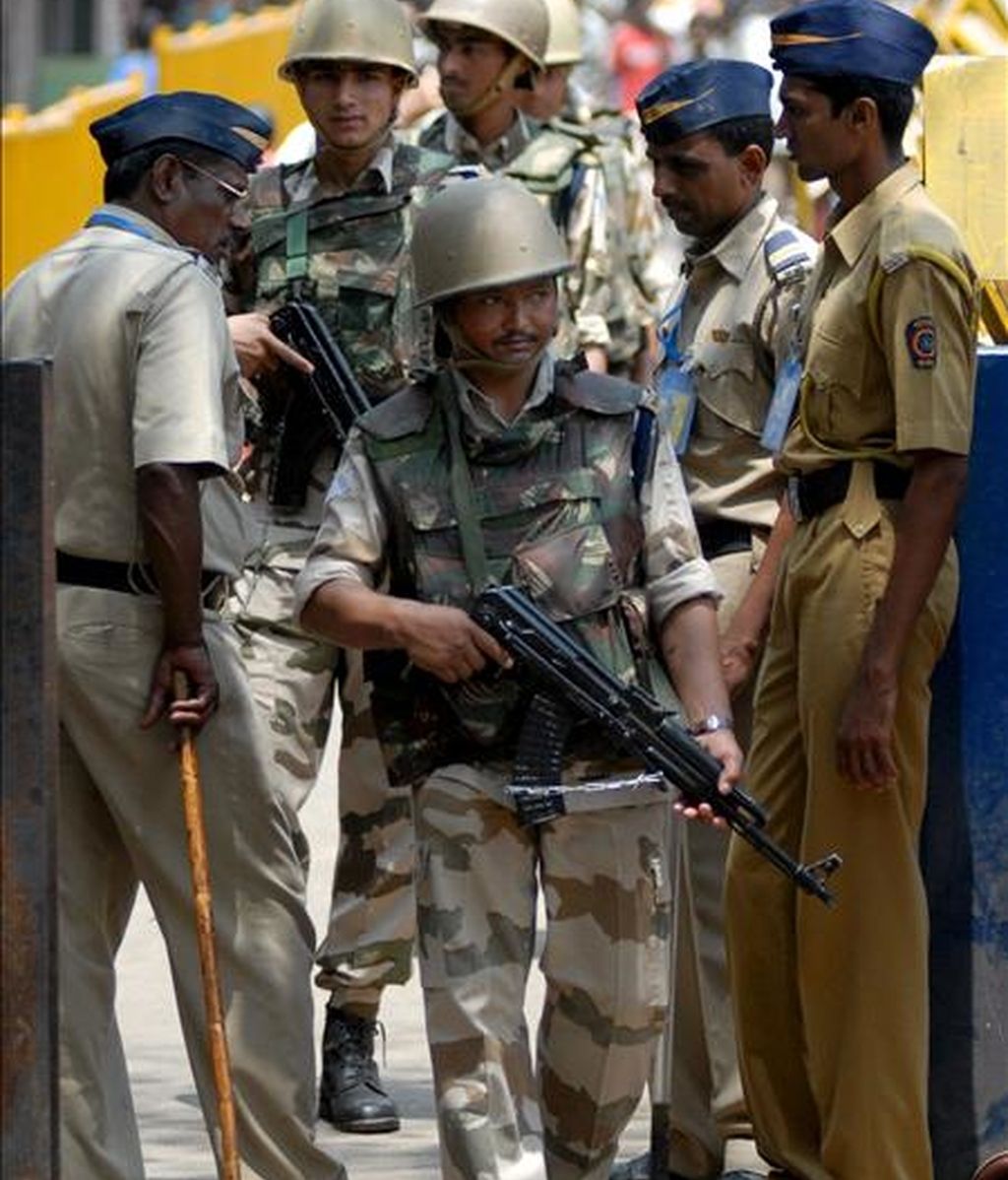 Soldados indios patrullan en el exterior de la cárcel de Arthur Road en Bombay, India, donde está recluido el único terrorista capturado vivo durante el atentado de Bombay del pasado mes de noviembre. Soldados indios patrullan en el exterior de la cárcel de Arthur Road en Bombay, India, donde está recluido el único terrorista capturado vivo durante el atentado de Bombay del pasado mes de noviembre.