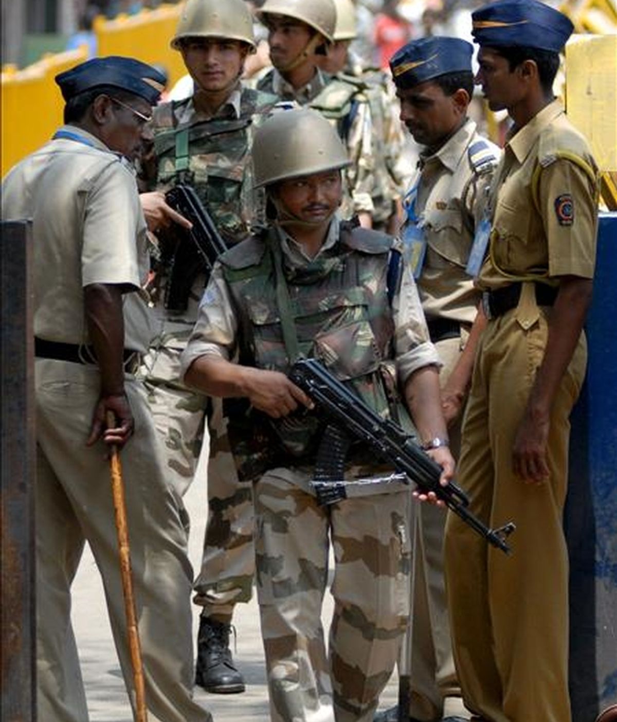 Soldados indios patrullan en el exterior de la cárcel de Arthur Road en Bombay, India, donde está recluido el único terrorista capturado vivo durante el atentado de Bombay del pasado mes de noviembre.