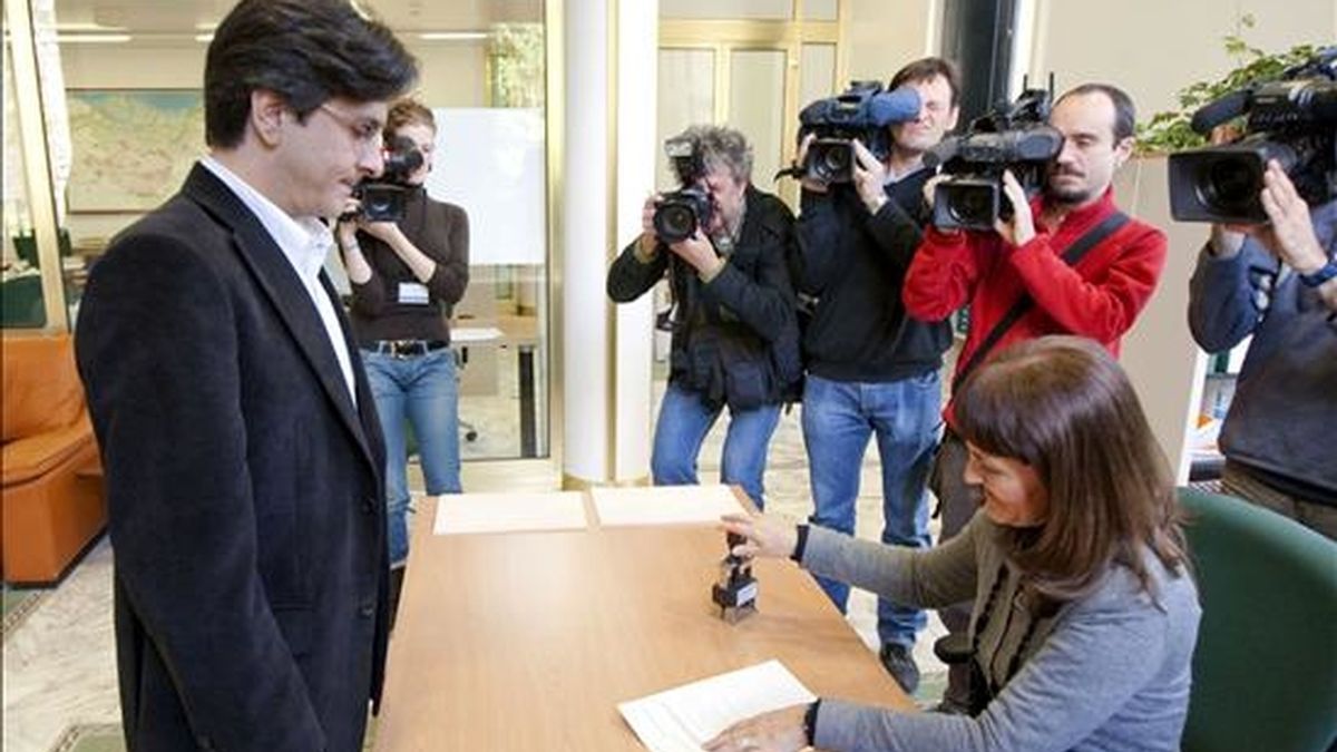 El parlamentario electo de Ezker Batua, Mikel Arana, se acreditó ante el registro del Parlamento Vasco hoy en Vitoria. EFE
