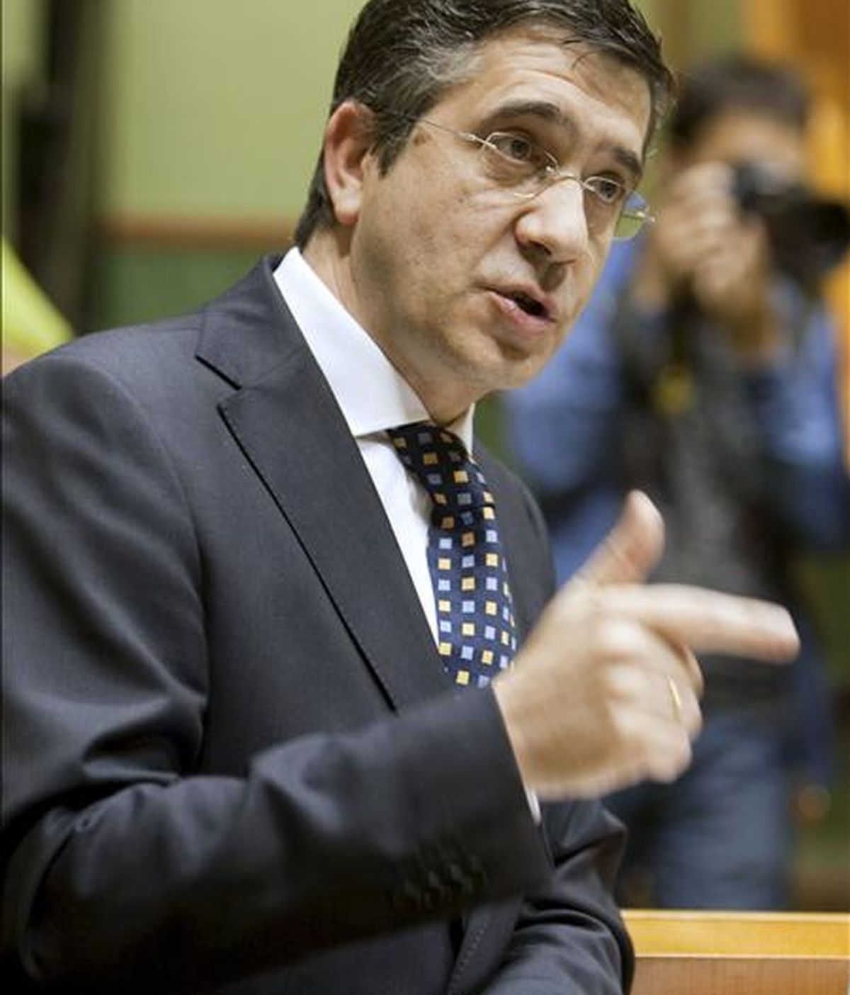 El lehendakari, Patxi López, durante su intervención en el pleno de control al Ejecutivo que hoy se celebra en el Parlamento Vasco. EFE