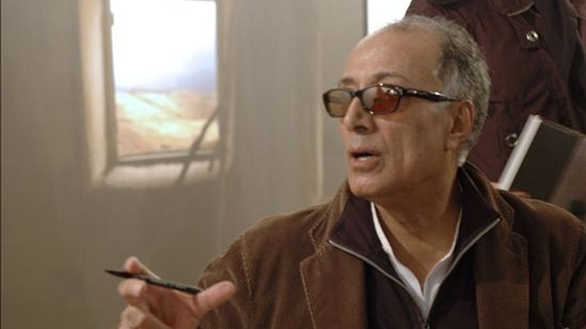 El director de cine iraní Abbas Kiarostami, durante la inauguración de la exposición de fotografías en torno a la vida y la lluvia. EFE
