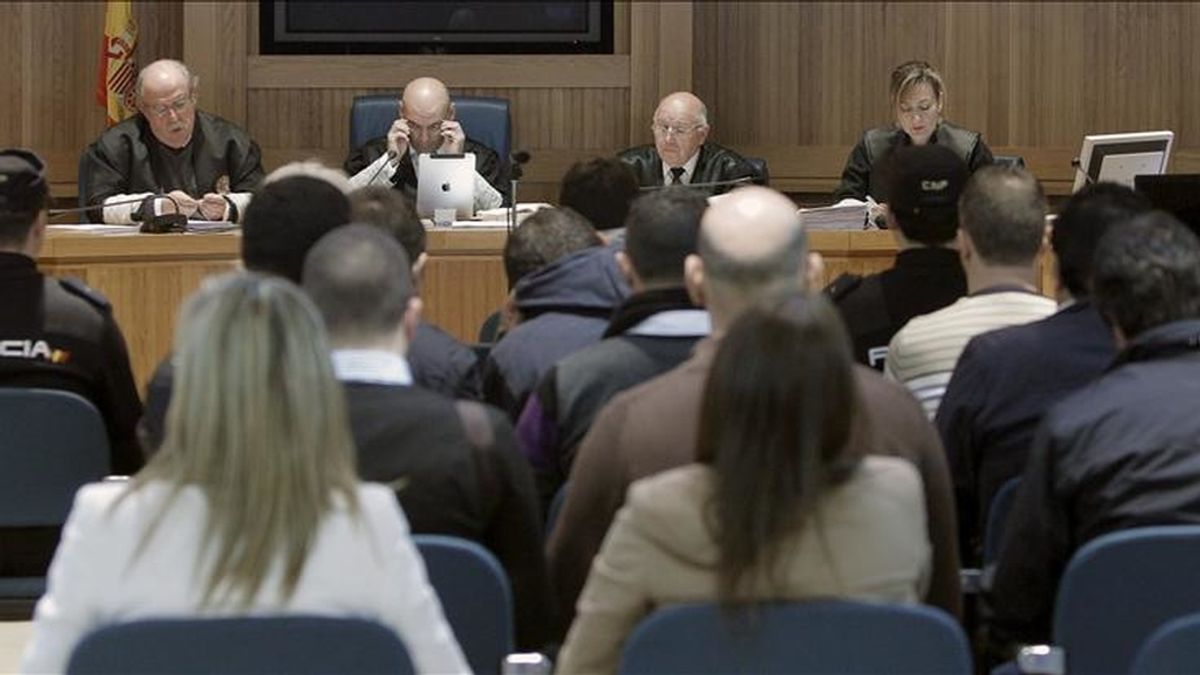 Vista general tomada durante el juicio que desde hoy se celebra ante la sección primera de la Sala de lo Penal de la Audiencia Nacional, en el que el hijastro del narcotraficante Laureano Oubiña, David Pérez Lago, que se enfrenta a una petición de 18 años de cárcel, ha admitido ser el jefe de una banda que en abril de 2006 consiguió desembarcar casi dos toneladas de cocaína en Corme (A Coruña). EFE