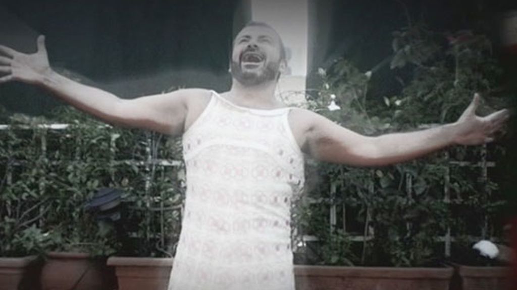 J.J. se embute en el traje del 'La, la, la'