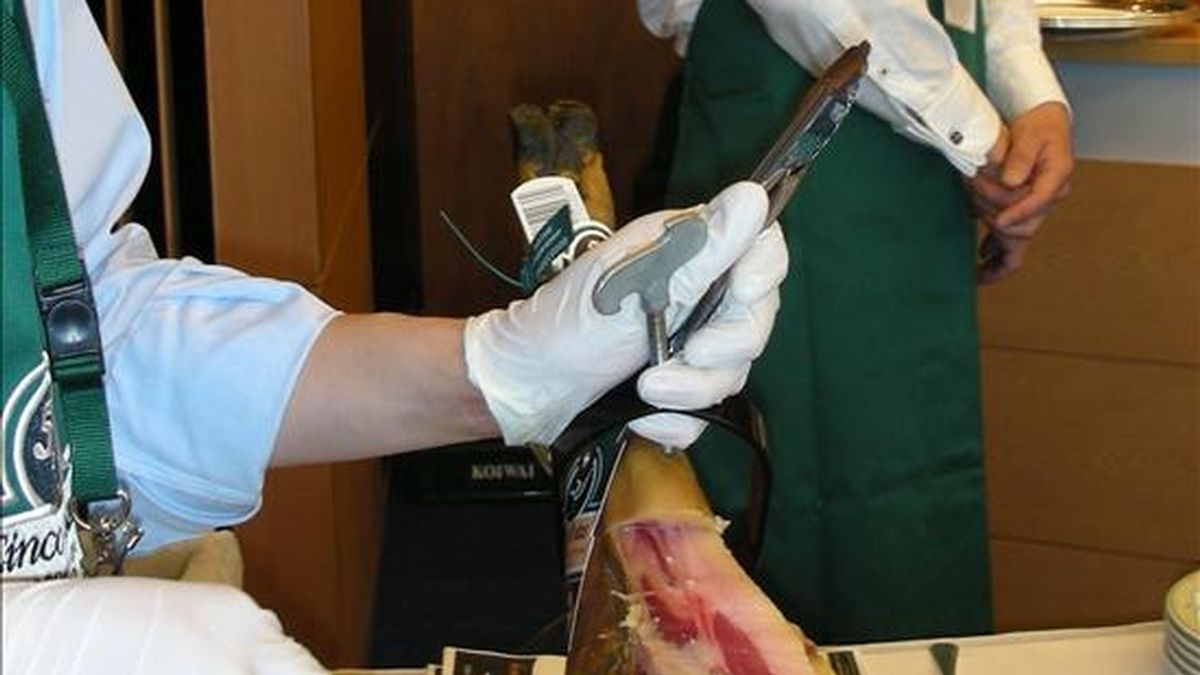 Un cortador de jamón prepara una ración. EFE/Archivo