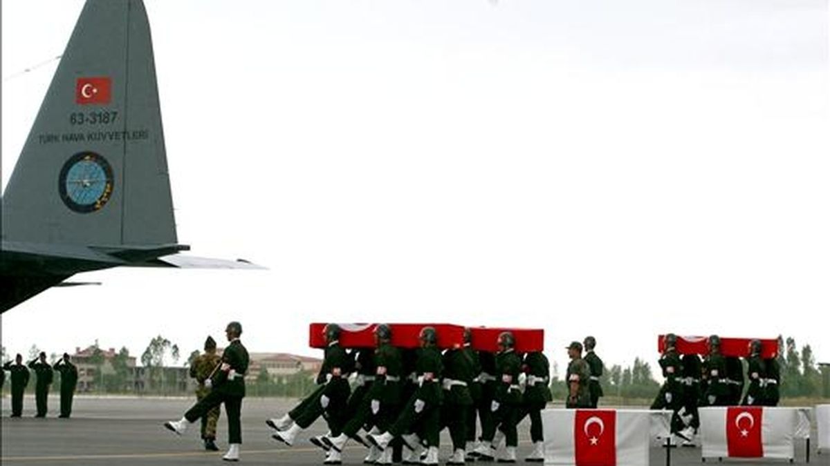 Soldados turcos transportan los ataúdes de los soldados muertos en un ataque perpetrado por separatistas kurdos el pasado mes de junio. EFE/Archivo