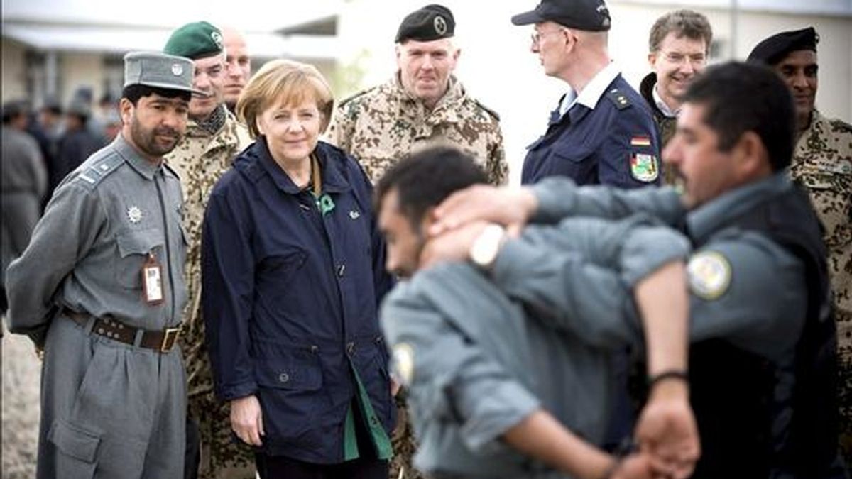 La canciller alemana Angela Merkel observa una demostración durante su visita a la escuela de policías de Masar-i-Sharif, Afganistán, ayer 6 de abril. EFE