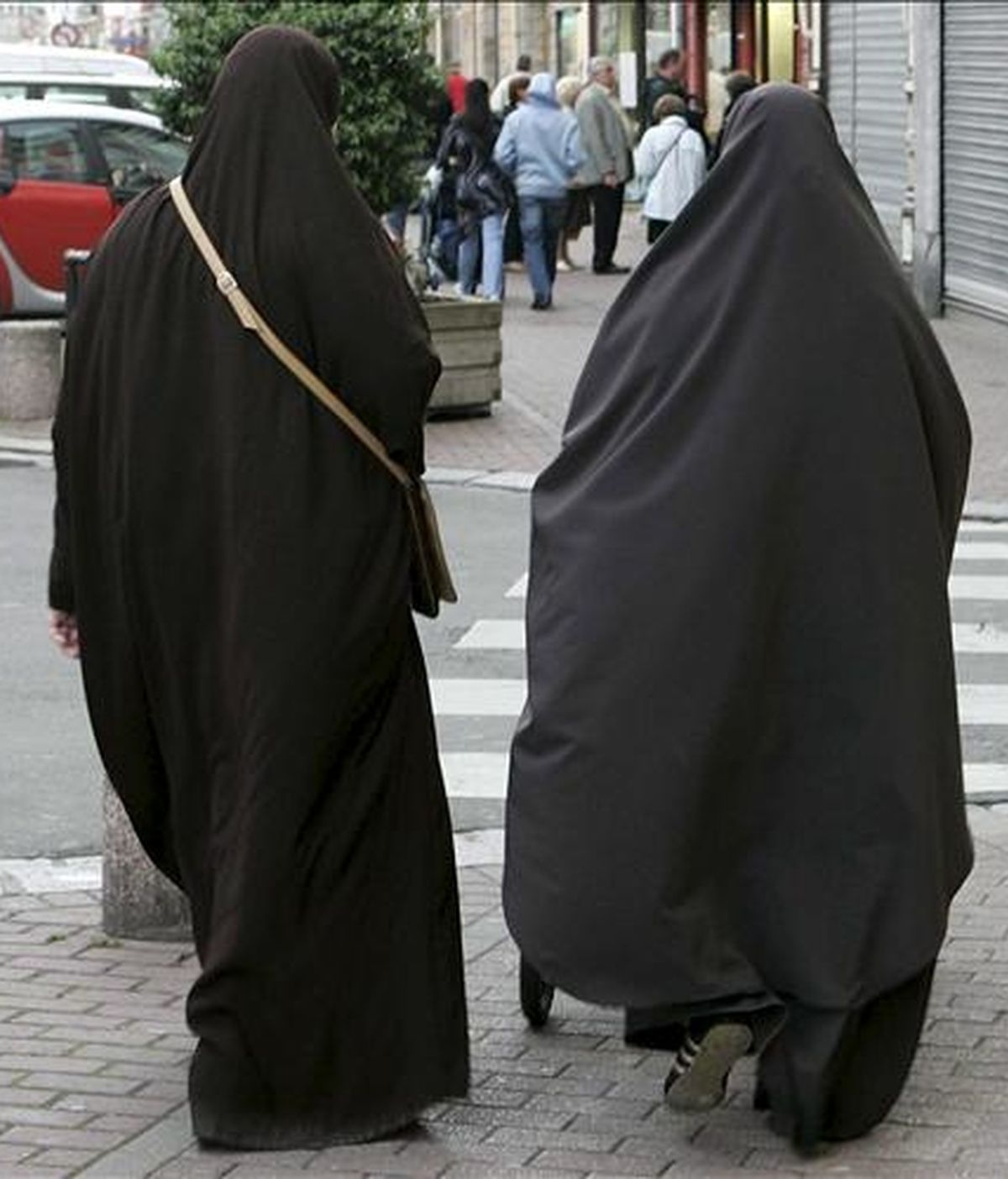 Fotografía de archivo de dos mujeres musulmanas cubiertas con el niqab en Douai, norte de Francia, el 14 de mayo de 2007. La Asamblea Nacional comienza a debatir hoy, martes 6 de julio de 2010 un proyecto de ley que prevé la prohibición del velo integral, como el burka o el niqab, en todos los espacios públicos. EFE/Archivo