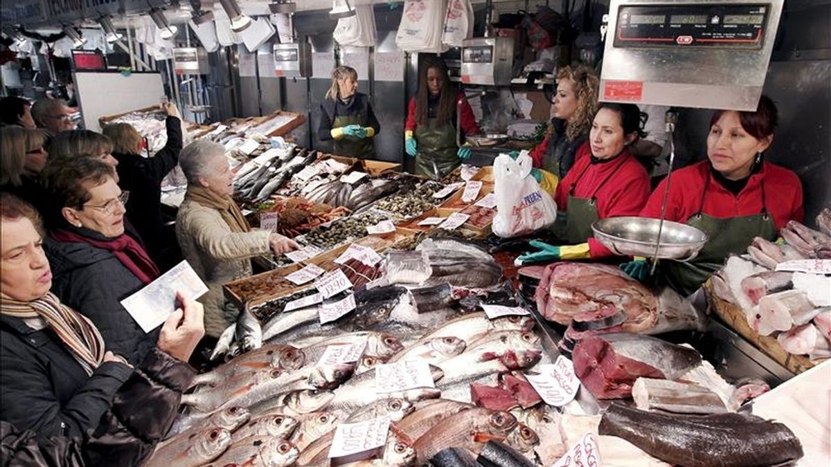 Varias mujeres realizan las compras de pescado y marisco en un mercado en Pamplona. EFE/Archivo