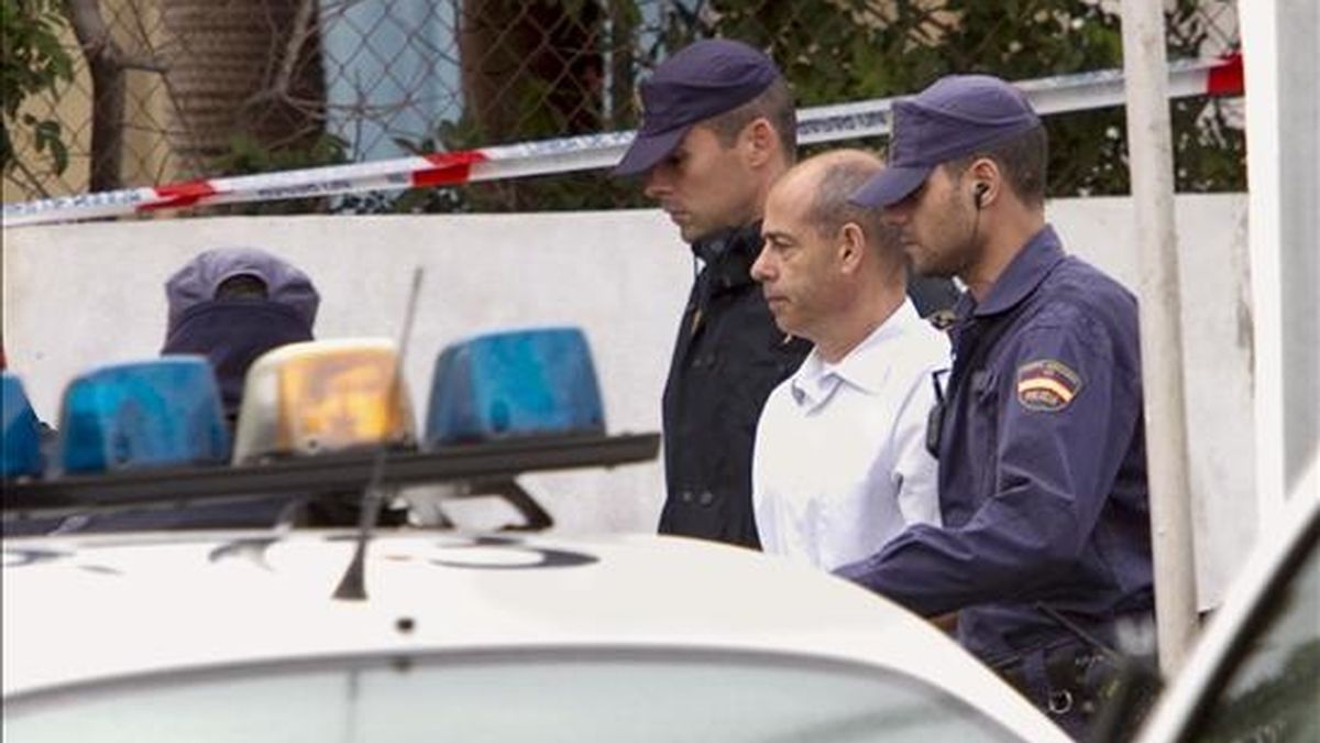 El supuesto cabecilla de la red de pederastas del "caso Kárate", Fernando T.B, escoltado por la Policía en la propiedad que tiene en la zona de Vargas (Agüimes-Gran Canaria). EFE/Archivo