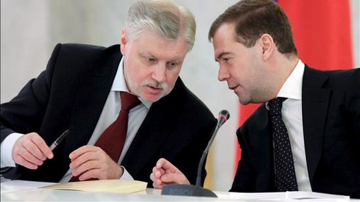 El presidente de Rusia, Dmitry Medvedev, (d), conversa con el presidente del Consejo de Federación. EFE/Archivo