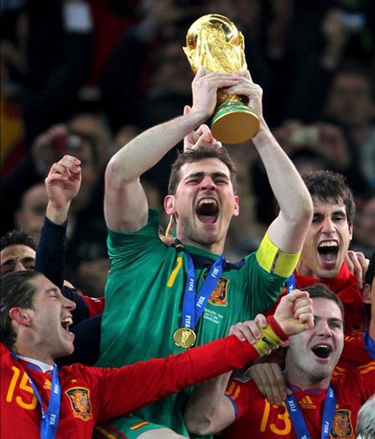 El capitán y portero de la selección española de fútbol Iker Casillas levanta la Copa de campeón del Mundial de Sudáfrica 2010 tras ganar a Holanda en la final en el partido disputado en el estadio Soccer City en Johannesburgo. EFE