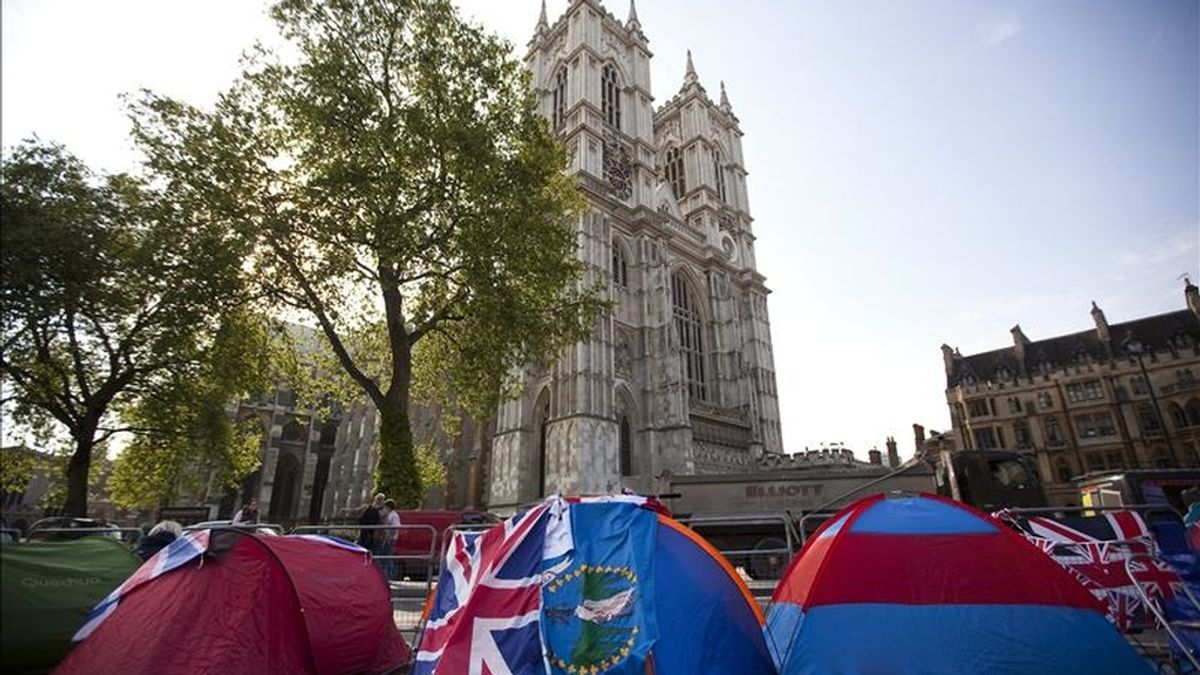 Tiendas de campaña con la bandera inglesa colocadas frente a la abadía de Westminster, donde hoy contraerán matrimonio el príncipe Guillermo de Inglaterra y su prometida, Kate Middleton, en Londres. EFE