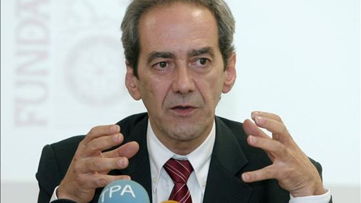 José Manuel González-Páramo, miembro del Comité de Dirección del Banco Central Europeo (BCE), durante la rueda de prensa que ha ofrecido hoy antes de pronunciar una conferencia en la Universidad de Oviedo. EFE