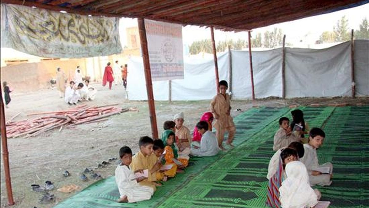 Un grupo de niños del Valle del Swat aprenden a leer en un campo de refugiados del Alto Comisionado de la ONU para los Refugiados (ACNUR) en Mardan (Pakistán), el 9 de junio de 2009. EFE/Archivo