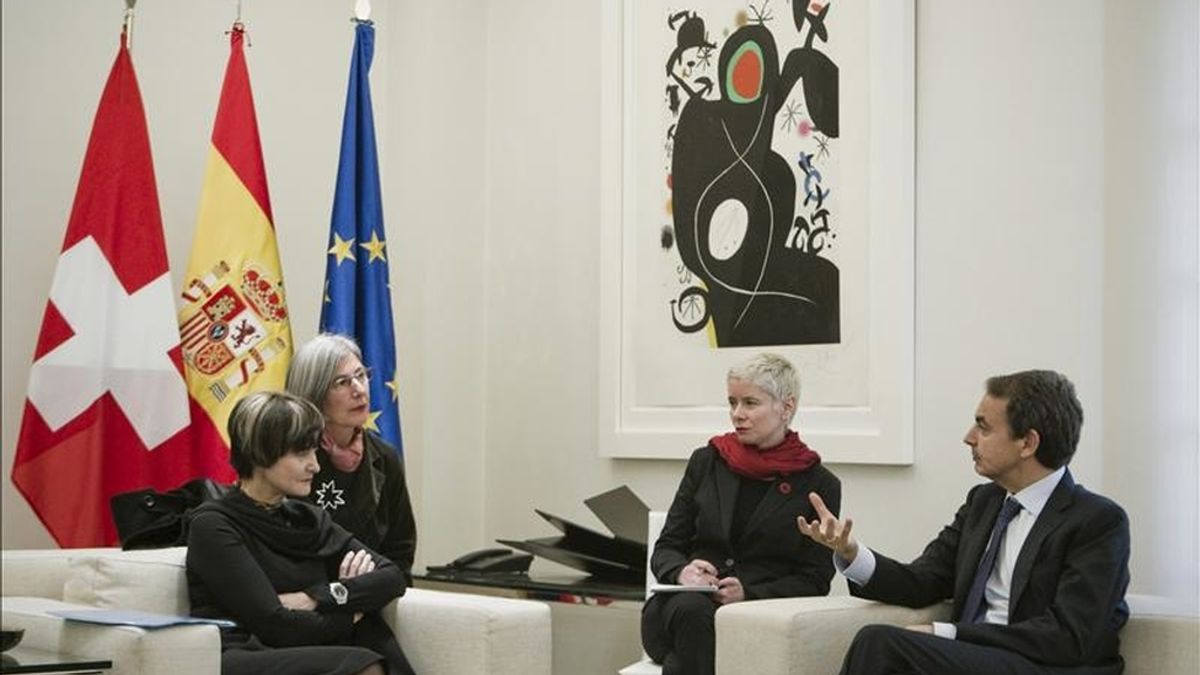 El presidente del Gobierno, José Luis Rodríguez Zapatero, conversa con la presidenta de la Confederación Helvética, Micheline Calmy-Rey (i), durante la reunión que mantuvieron hoy en el Palacio de la Moncloa. EFE