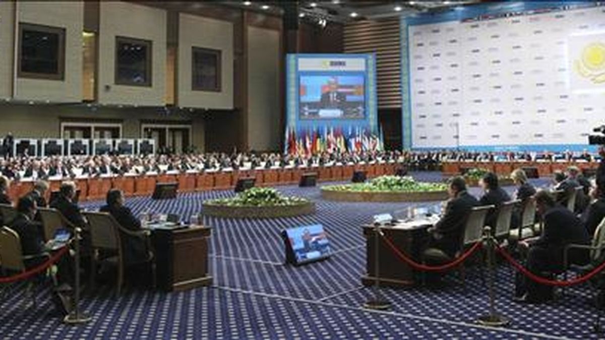 Vista general de la conferencia de los países miembros de la Organización para la Seguridad y la Cooperación de Europa (OSCE), que se reúnen hasta hoy en Astaná (Kazajstán), para abordar diversos conflictos regionales en Asia y el Cáucaso en un clima de claro acercamiento entre Moscú y Washington. EFE