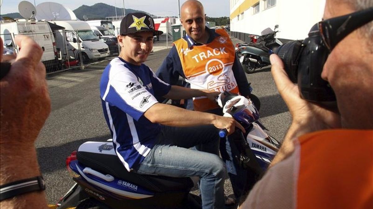 El piloto español de MotoGP, Jorge Lorenzo, posan para un fotógrafo antes de la rueda de prensa ofrecida en el circuito de Estoril, Portugal. El Gran Premio de Portugal se disputa el 1 de mayo de 2011. EFE