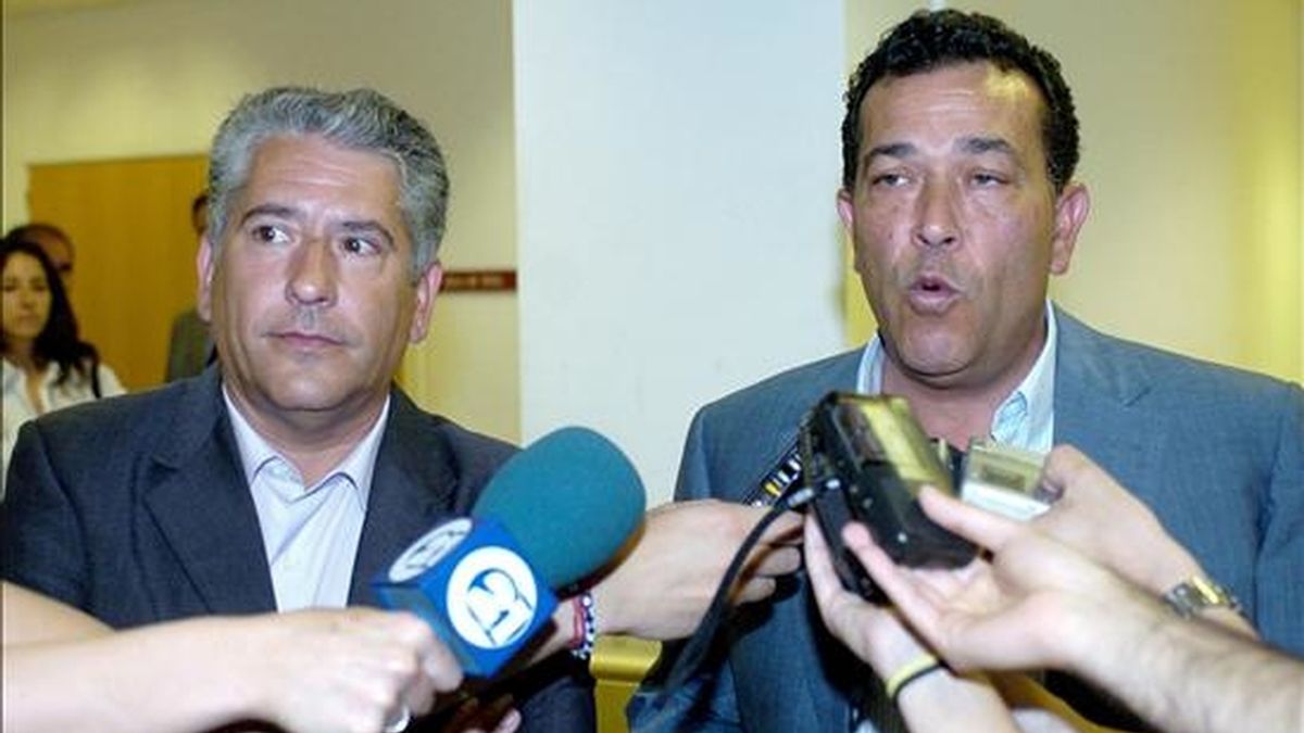 El ex alcalde de Armilla José Antonio Morales (i) y su ex concejal de Urbanismo Gabriel Cañavate, a su salida del Juzgado de Instrucción número 6 de Granada en el año 2007. EFE/Archivo