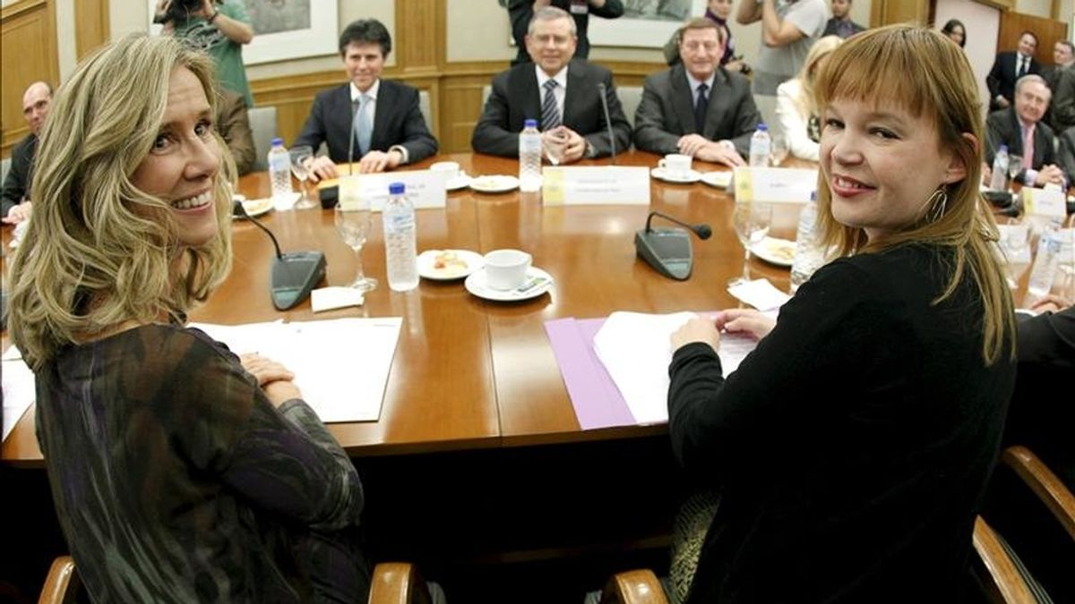 Las ministras de Sanidad y de Ciencia, Leire Pajín (d) y Cristina Garmendia, respectivamente, durante la reunión que han mantenido esta tarde con los responsables de Farmaindustria. EFE Las ministras de Sanidad y de Ciencia, Leire Pajín (d) y Cristina Garmendia, respectivamente, durante la reunión que han mantenido esta tarde con los responsables de Farmaindustria. EFE