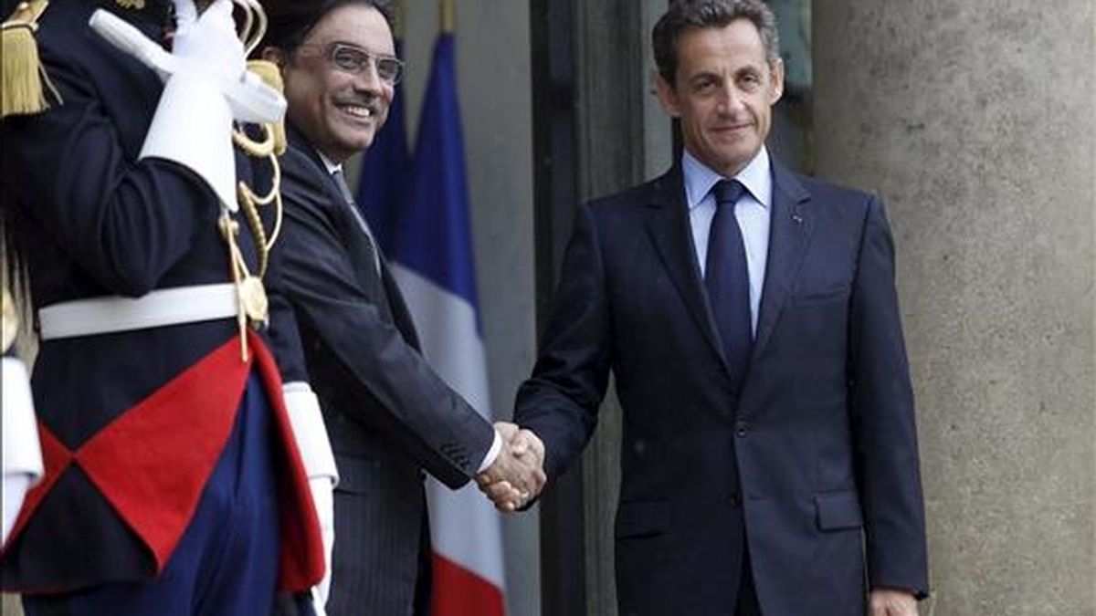 El presidente francés, Nicolás Sarkozy (d), recibiendo al de Pakistán, Asif Ali Zardari, en el palacio del Elíseo en París este lunes. EFE