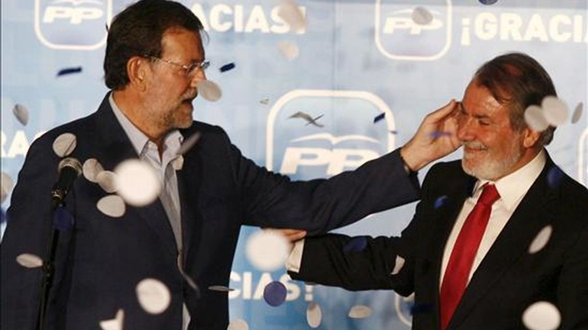 El candidato del Partido Popular europeo, Jaime Mayor Oreja (d), saluda al presidente del PP Mariano Rajoy (i), durante la celebración de la victoria electoral desde la sede de los populares en Madrid. EFE