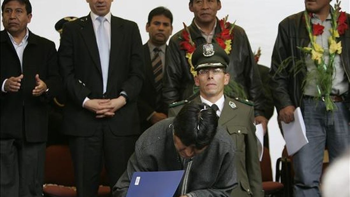 El presidente boliviano, Evo Morales (c), promulga  durante un acto multitudinario en La Paz (Bolivia), la ley de convocatoria a elecciones generales para el 6 de diciembre próximo, horas después de levantar su huelga de hambre por la decisión del Congreso Nacional de aprobar esa norma. EFE