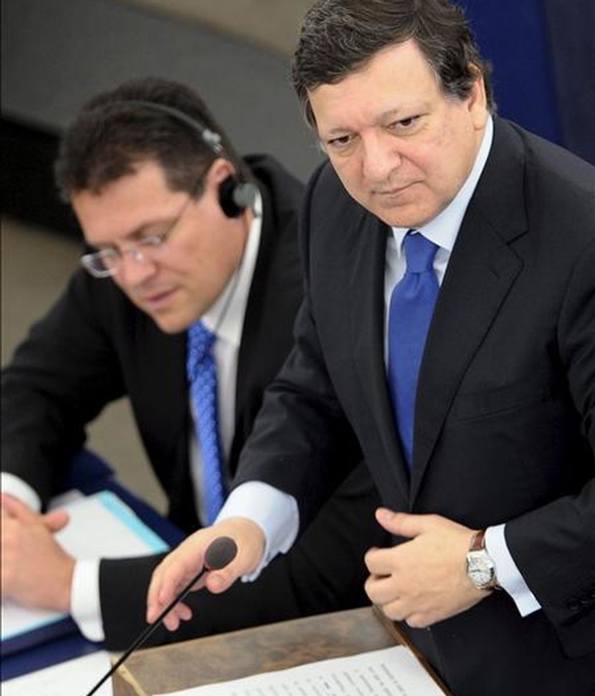 El presidente de la Comisión Europea, José Manuel Durao Barroso (d), pronuncia un discurso ante el pleno del Parlamento Europeo en Estrasburgo (Francia). Durante la sesión plenaria, el presidente del gobierno español, José Luis Rodríguez Zapatero, hizo balance de la presidencia española de la UE y se someterá al examen de los eurodiputados. EFE