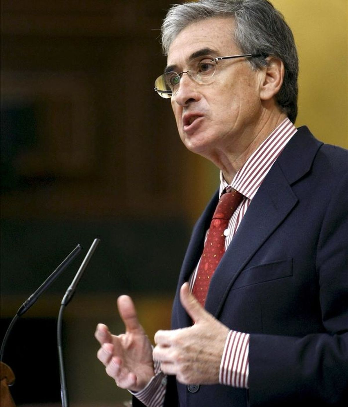 El ministro de la Presidencia, Ramón Jáuregui, durante su intervención ayer en la sesión de control del Congreso. EFE