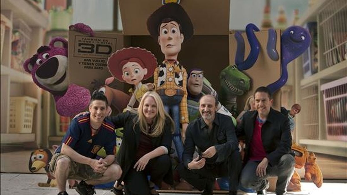 Carlos Baena, animador en Pixar; la productora Darla Anderson; el actor y doblador español Jose Luis Gil, y el director, Lee Unkrich, de izda a dcha, durante la presentación de Toy Story 3, rodada en 3D, que se estrenará en España el próximo 21 de julio. EFE