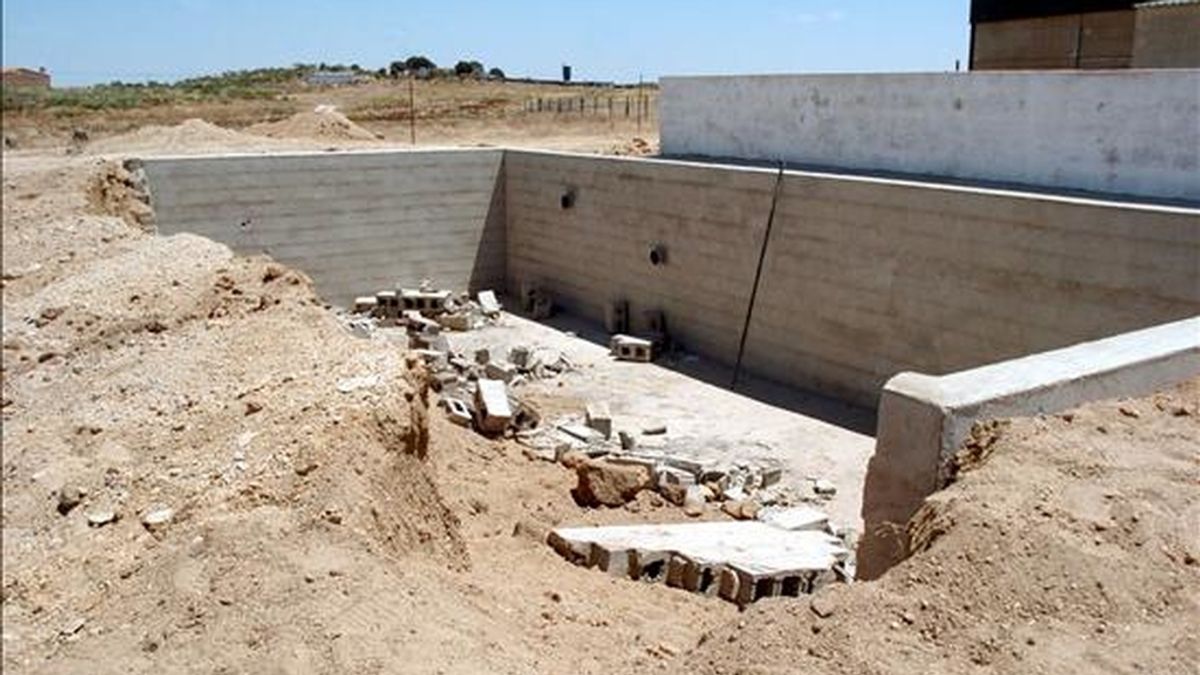 Dos personas han fallecido en un accidente laboral cuando levantaban un muro en la finca Marialajara a diez kilómetros de Alburquerque (Badajoz). EFE