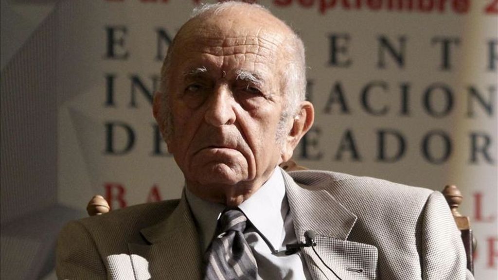 Fotografía de septiembre de 2010 en la que se registró al pintor peruano Fernando de Szyszlo, quien fue elegido presidente del Tribunal de Honor del Jurado Nacional de Elecciones (JNE). EFE/Archivo Fotografía de septiembre de 2010 en la que se registró al pintor peruano Fernando de Szyszlo, quien fue elegido presidente del Tribunal de Honor del Jurado Nacional de Elecciones (JNE). EFE/Archivo