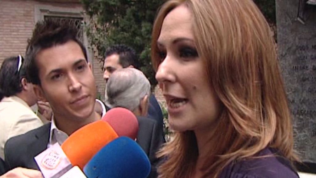 La familia posa ante las cámaras a la salida de la iglesia