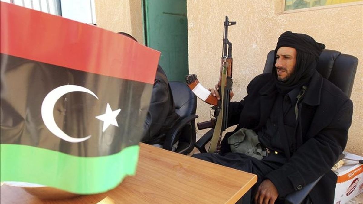 Un rebelde libio permanece en el punto fronterizo de Wazin, sur de Libia. EFE