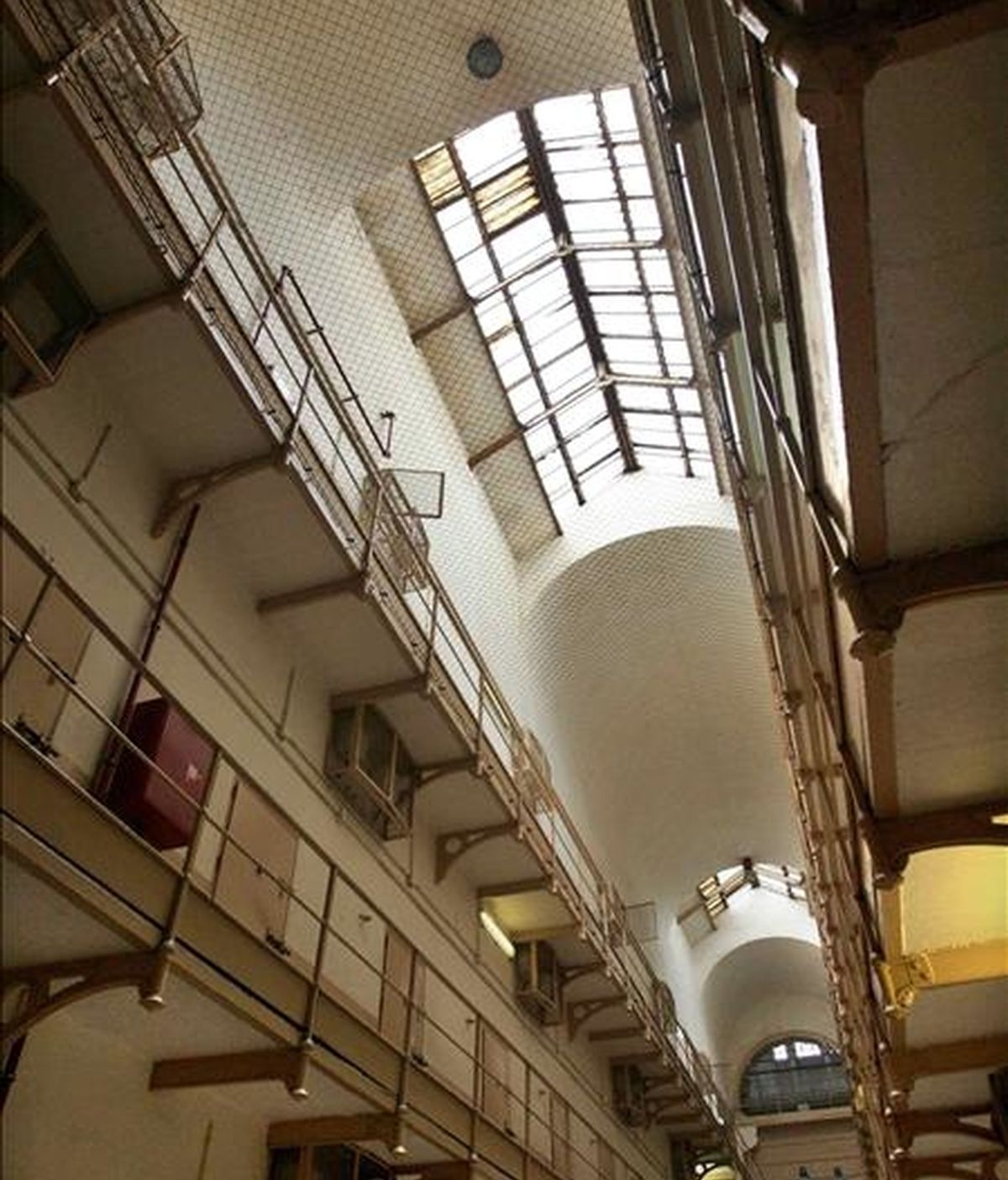 Vista de una galería número de la Cárcel Modelo de Barcelona. Los funcionarios de prisiones se manifiestan hoy para pedir mejoras laborales. EFE/Archivo