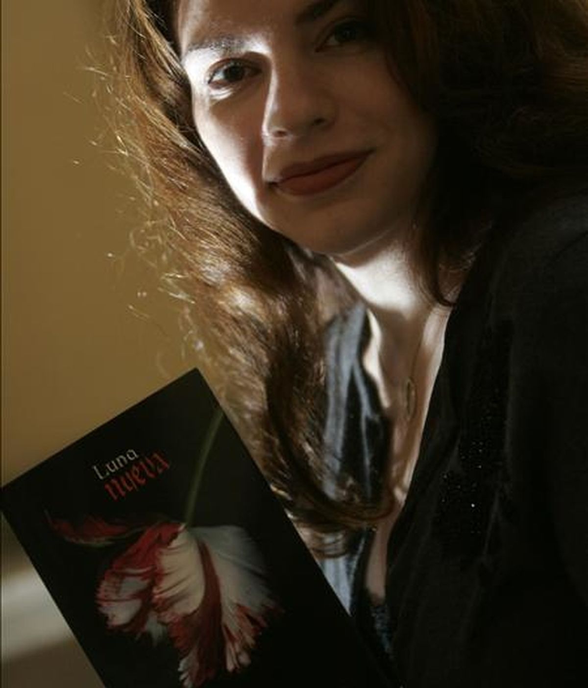 La escritora Stephanie Meyer posa con un ejemplar de su obra "Luna Nueva". EFE/Archivo