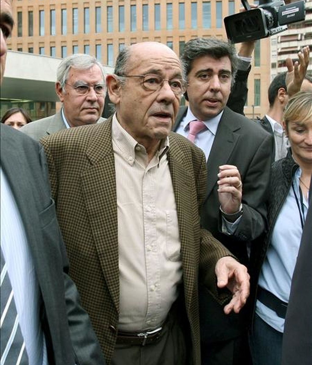 El ex presidente del Palau de la Música, Félix Millet (c), a su salida del juzgado en la Ciudad de la Justicia de Barcelona, donde declaró en 2009 como imputado por falsedad documental y apropiación indebida. EFE/Archivo