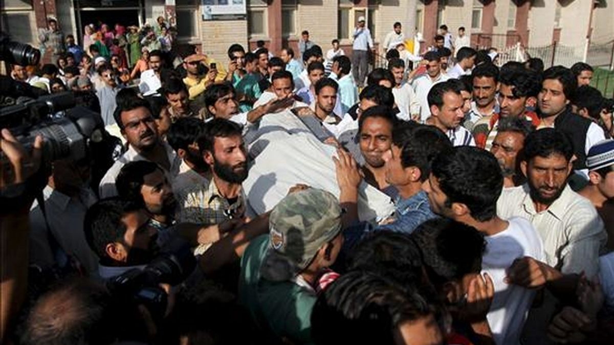 Cachemires portando el cadáver de Muhammad Asam Gania, muerto presuntamente por disparos de un soldado indio durante un tiroteo, durante su funeral en Srinagar, la capital de verano de la región india de Cachemira, este viernes. EFE