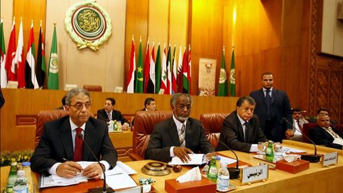 El secretario general de la Liga Árabe, Amr Moussa (i), y el ministro sudanés de Exteriores, Ali Ahmed Karty (c), asisten a la reunión extraordinaria de ministros de Exteriores de la Liga Árabe celebrada en El Cairo, Egipto, hoy martes 24 de junio. EFE