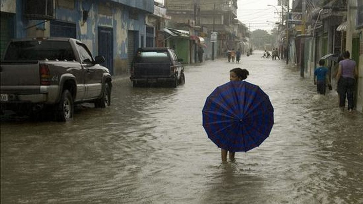 Las lluvias, que comenzaron en noviembre y se acentuaron en las últimas dos semanas, han provocado derrumbes en zonas pobres de Caracas, inundaciones de poblados rurales, así como la destrucción de carreteras y puentes. EFE/Archivo